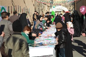 ایستگاه نقاشی ویژه‌ی کودکان در کوچه‌ی انقلاب یزد، برگزار شد