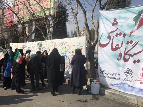 یستگاه نقاشی و غرفه کاردستی کانون در مسیر راهپیمایی۲۲ بهمن