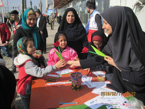 ایستگاه نقاشی کمیته کودک ونوجوان در راهپیمایی 22 بهمن 