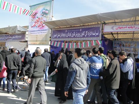 برپایی غرفه نقاشی کانون اصفهان در راهپیمایی 22 بهمن میدان امام خمینی ره