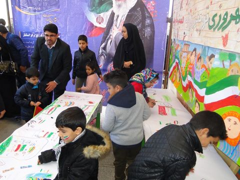 برپایی غرفه نقاشی کانون اصفهان در راهپیمایی 22 بهمن میدان امام خمینی ره