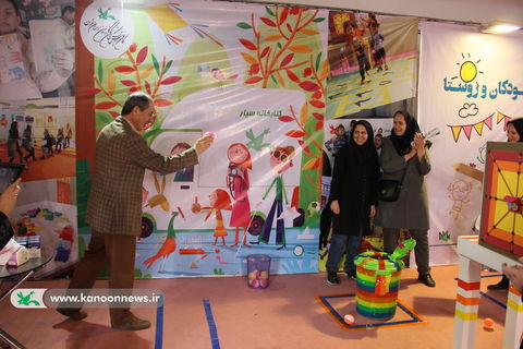 بازدید مدیر کل و کارشناسان کانون تهران از غرفه کانون در نمایشگاه توانمندی‌های روستاییان / عکس از مهدیه یکه خانی