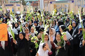 تجمع هزارنفری دانش‌آموزان در گلزار شهدای کرمان