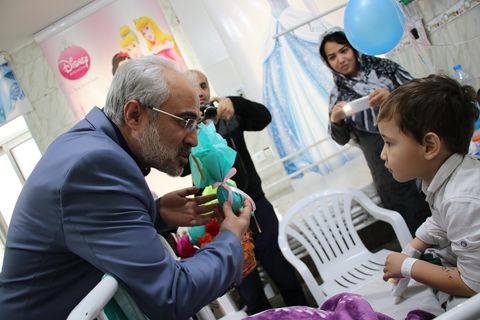 عمو نوروز کانون پرورش فکری گلستان در جمع کودکان بیمار