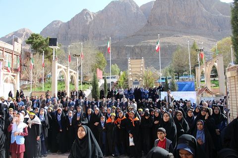 تجمع هزار نفری دانش‌آموزان در گلزار شهدای کرمان