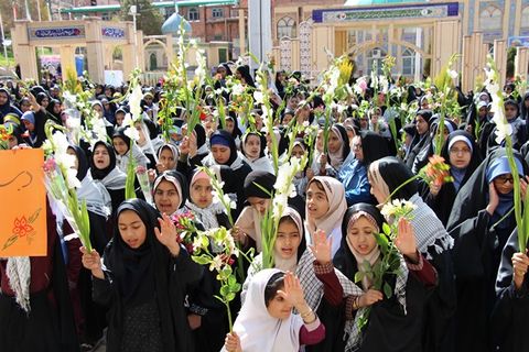 تجمع هزار نفری دانش‌آموزان در گلزار شهدای کرمان