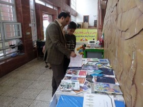 توقف کودکان در  ایستگاه کتاب کانون پرورش فکری گلستان