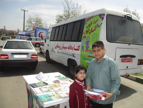 مسافران نوروزی در ایستگاه فرهنگی کتاب‌خانه سیار کانون پرورش فکری گلستان