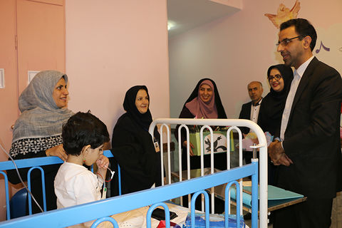 گزارش تصویری دیدار مدیرکل کانون پرورش فکری استان سمنان با کودکان بیمار