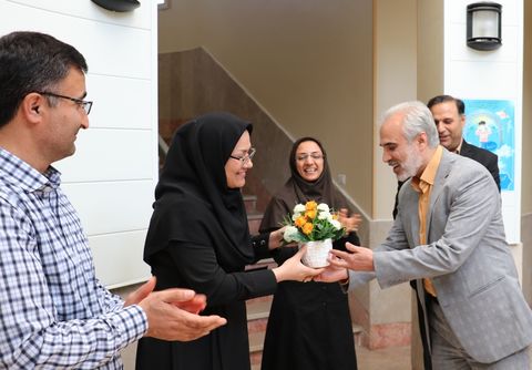 تبریک بهار زندگی با اهدای گل توسط مدیرکل کانون پرورش فکری گلستان