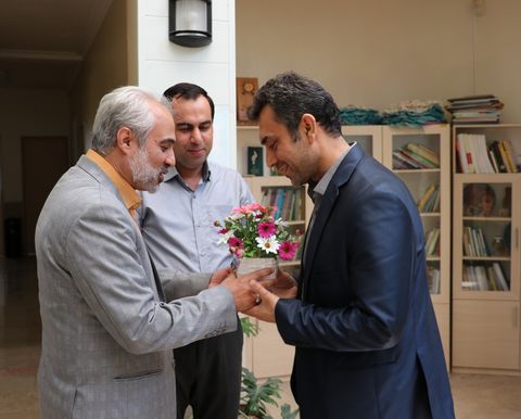 تبریک بهار زندگی با اهدای گل توسط مدیرکل کانون پرورش فکری گلستان