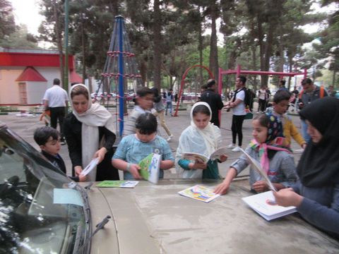 اجرای طرح عیدانه کتاب توسط مربی کتابخانه سیار روستای کانون کرمانشاه