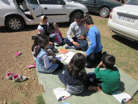 اجرای طرح عیدانه کتاب توسط مربی کتابخانه سیار روستای کانون کرمانشاه