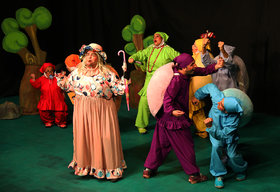 نمایش «پاهای خانم هزار پا» در مرکز تئاتر کانون اجرا می‌شود