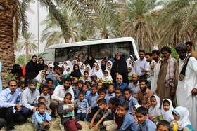 خودروی کتاب‌خانه سیار کانون در مسیر روستاهای رودبار جنوب کرمان