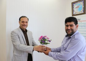 تبریک بهار زندگی با اهدای گل به کارکنان کانون پرورش فکری گلستان (2)