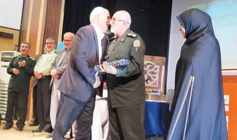 گزارش تصویری مراسم رونمایی از کتاب «بوسه بر غبار»در کانون استان قزوین 