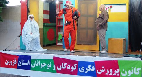 گزارش تصویری اجرای دومین عصرانه‌ کتاب-نمایش کانون قزوین