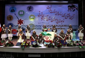 اجرای سرود اعضای مجتمع کانون تبریز در مراسم افتتاحیه برنامه‌های اوقات فراغت آذربایجان شرقی