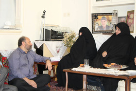 گزارش تصویری دیدار مدیر کل کانون استان قم و کارشناسان از خانواده شهیدان ملک‌محمدی