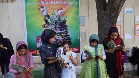 استقبال خانواده ها از پویش فصل گرم کتاب در شهر کرمانشاه