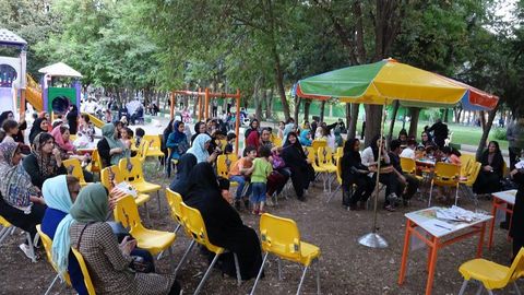 استقبال خانواده ها از پویش فصل گرم کتاب در شهر کرمانشاه