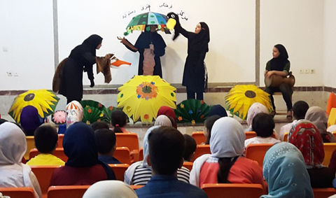 استقبال کودکان و خانواده‌ها از کاروان نمایشی«یک نمایش، یک لبخند» 