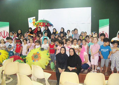 استقبال کودکان و خانواده‌ها از کاروان نمایشی«یک نمایش، یک لبخند» 