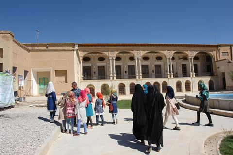 بازدید اعضای کتابخانه سیار روستایی یان چشمه از کانون پرورش فکری بن و قلعه چالشتر 