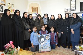 دیدار اعضای کمیته کودک و نوجوان دفاع مقدس استان کرمانشاه با مادر شهید«ابوالحسن یاری»