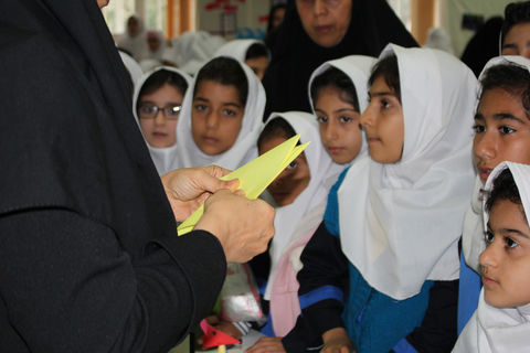 آغاز هفته ملی کودک  و بازید دانش آموزان از نمایشگاه هفته ملی کودک در مازندران 