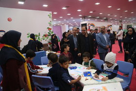 بازدید مدیرعامل کانون از نمایشگاه  هفته ملی کودک/استقبال مردم در روز دوم