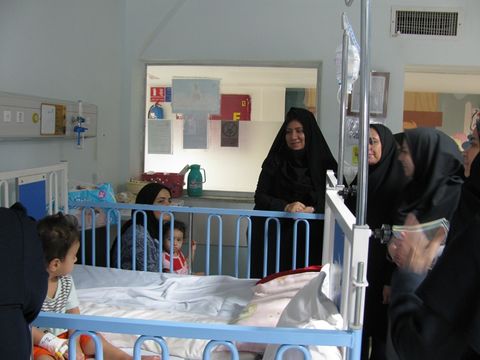 دیدار مربیان مرکز شیروان از کودکان در بستری در بیمارستان