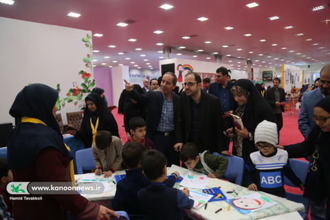 بازدید مدیرعامل کانون از نمایشگاه هفته ملی کودک تهران
