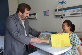 حضور مدیرکل و کارشناسان کانون در بیمارستان فوق تخصصی کودک، لبخند بر لبان کودکان بیمار نشاند