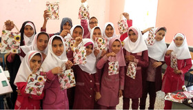 مربیان مرکز فرهنگی هنری کانون ابوموسی شادی را به مدرسه بردند