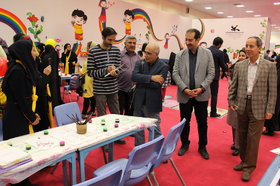 بازدید هوشنگ مرادی کرمانی نویسنده کودک و نوجوان از نمایشگاه هفته ملی کودک