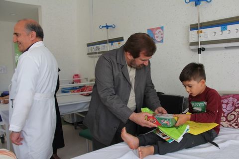 مدیرکل و کارشناسان کانون در بیمارستان فوق تخصصی کودک(بیمارستان اکبر)