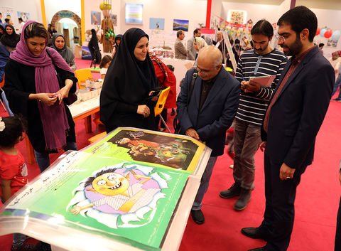 بازدید مسوولان و هنرمندان از نمایشگاه هفته ملی کودک