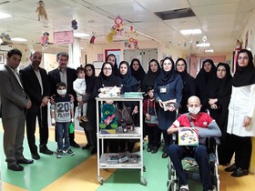 اهدای کتاب به کودکان بیمار در بیمارستان "محمد کرمانشاهی" به مناسبت هفته ملی کودک از سوی کانون پرورش فکری استان کرمانشاه