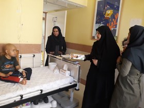 عیادت کارشناسان و مربیان کانون اصفهان از کودکان بستری در بیمارستان