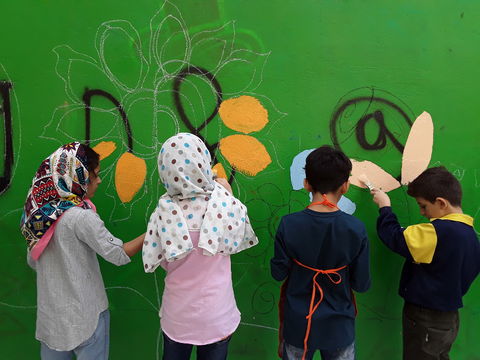 اجرای نقاشی دیواری توسط اعضای برگزیده مسابقه های نقاشی جهانی مراکز کانون پرورش فکری کرمانشاه به مناسبت هفته ملی کودک