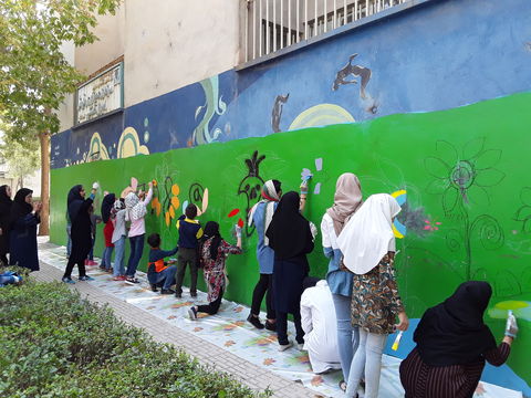 اجرای نقاشی دیواری توسط اعضای برگزیده مسابقه های نقاشی جهانی مراکز کانون پرورش فکری کرمانشاه به مناسبت هفته ملی کودک