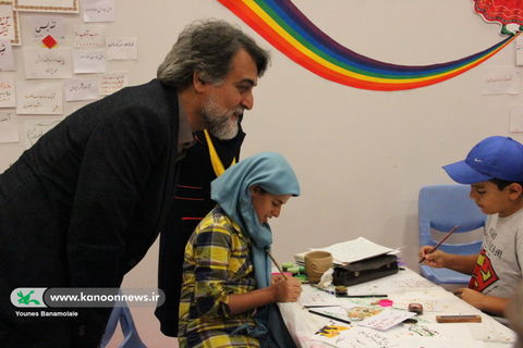 چهارمین روز از نمایشگاه هفته ملی کودک ـ بازدید علی درستکار، پژوهشگر و مجری صدا و سیما / عکس از یونس بنامولایی