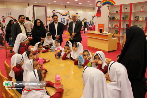 بازدید مسئولان از نمایشگاه هفته ملی کودک/ عکس از یونس بنامولایی