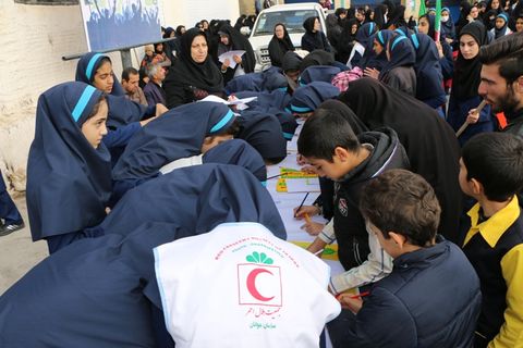 برگزاری ایستگاه نقاشی در مسیر راهپیمایی روز سیزدهم آبان ماه توسط کانون پرورش فکری کودکان و نوجوانان