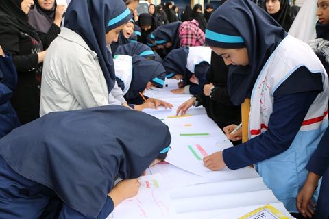 برگزاری ایستگاه نقاشی در مسیر راهپیمایی روز سیزدهم آبان ماه توسط کانون پرورش فکری کودکان و نوجوانان