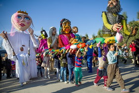 شادپیمایی عروسک‌ها در شهرهای مختلف استان کرمانشاه