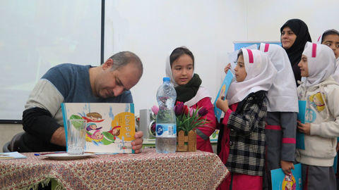 گزارش تصویری مراسم رونمایی از کتاب‌ «الو الو خدایا»در مرکز فرهنگی و هنری آبیک شماره دو
