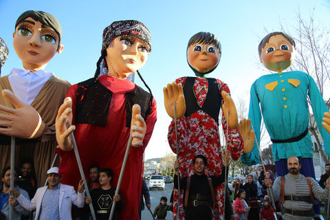 شادپیمایی عروسک ها در سنندج به روایت تصویر